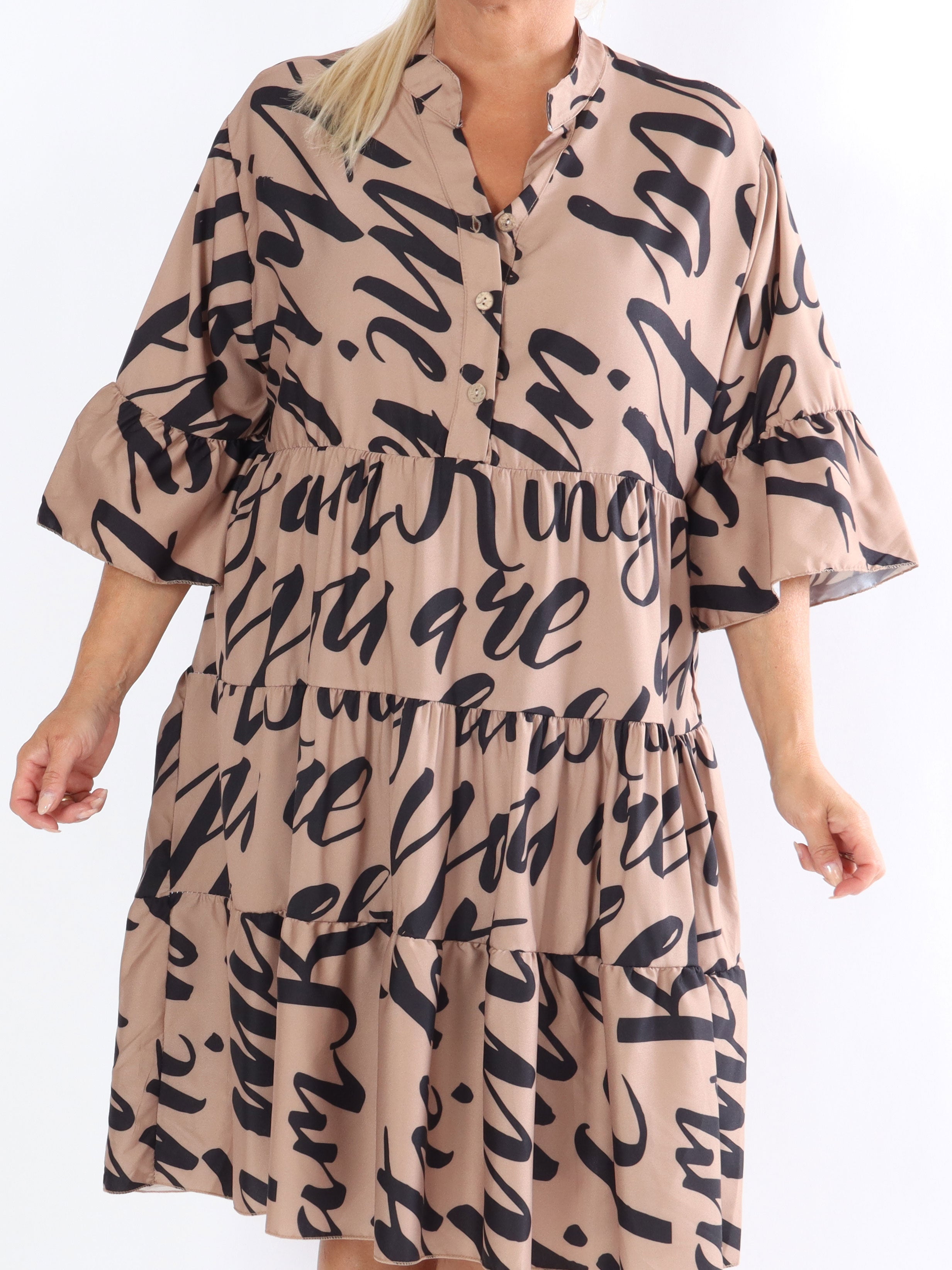 Elmis - Söt klänning i stora storlekar med fin text